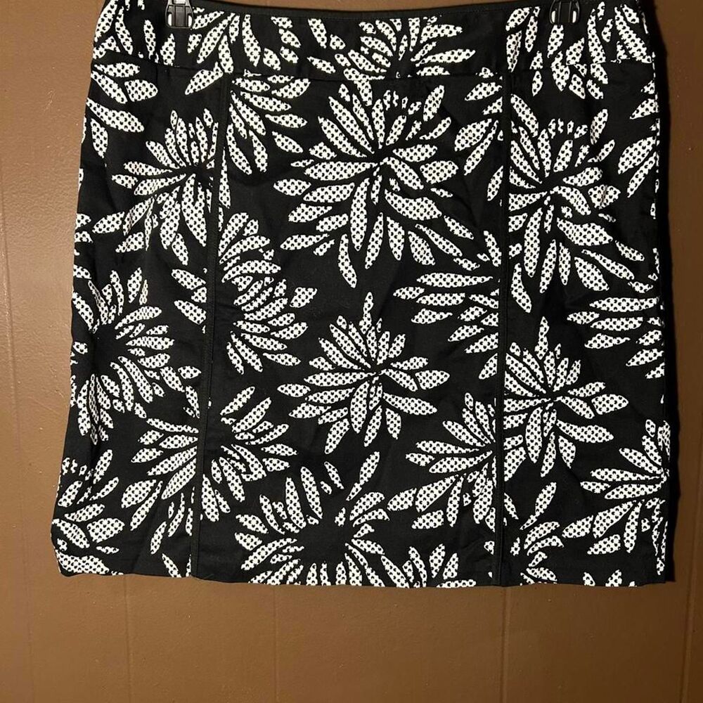 Geoffrey Beene Sport black & white floral print cotton & spandex skirt in a size